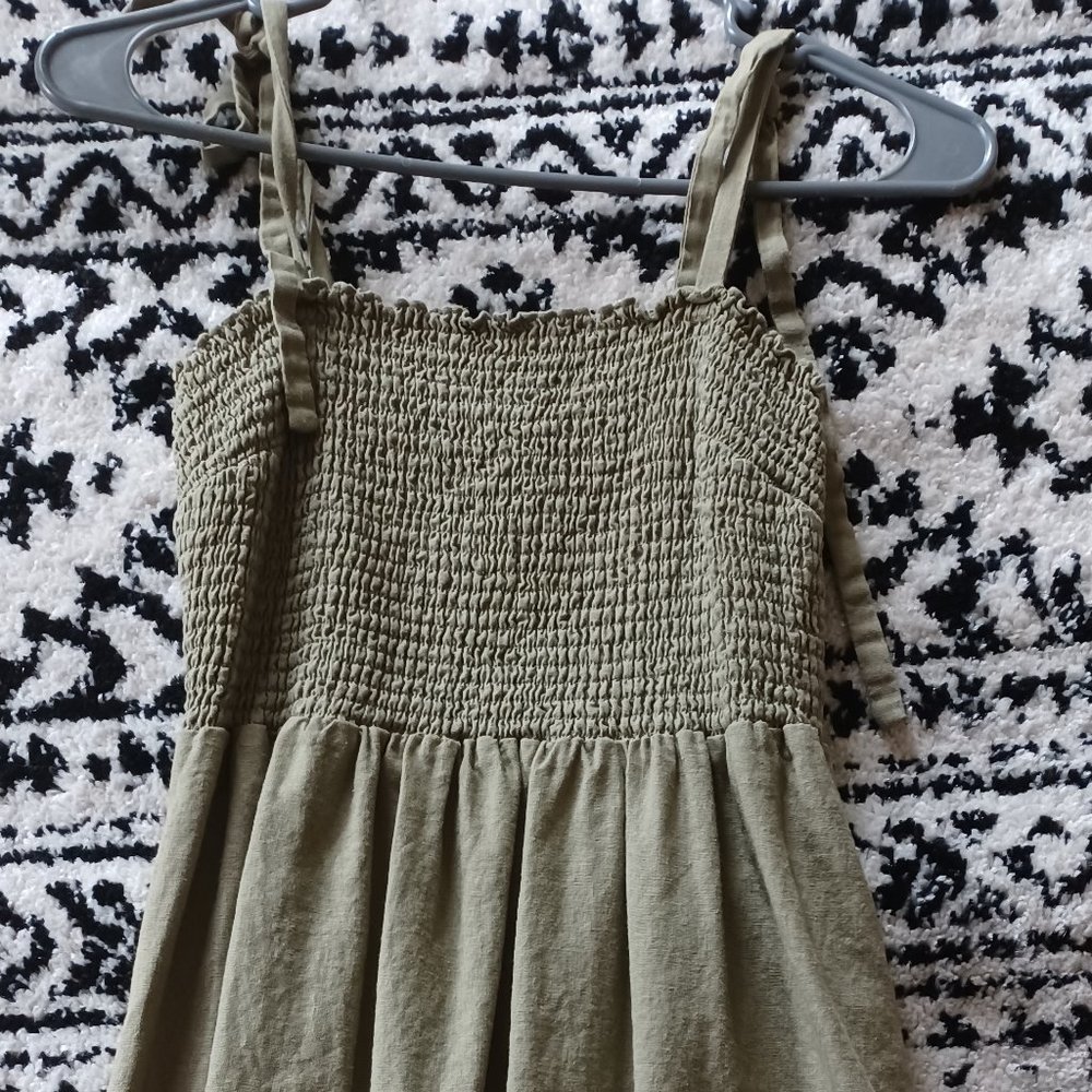 Old navy, army green, tie strap dress 🖤